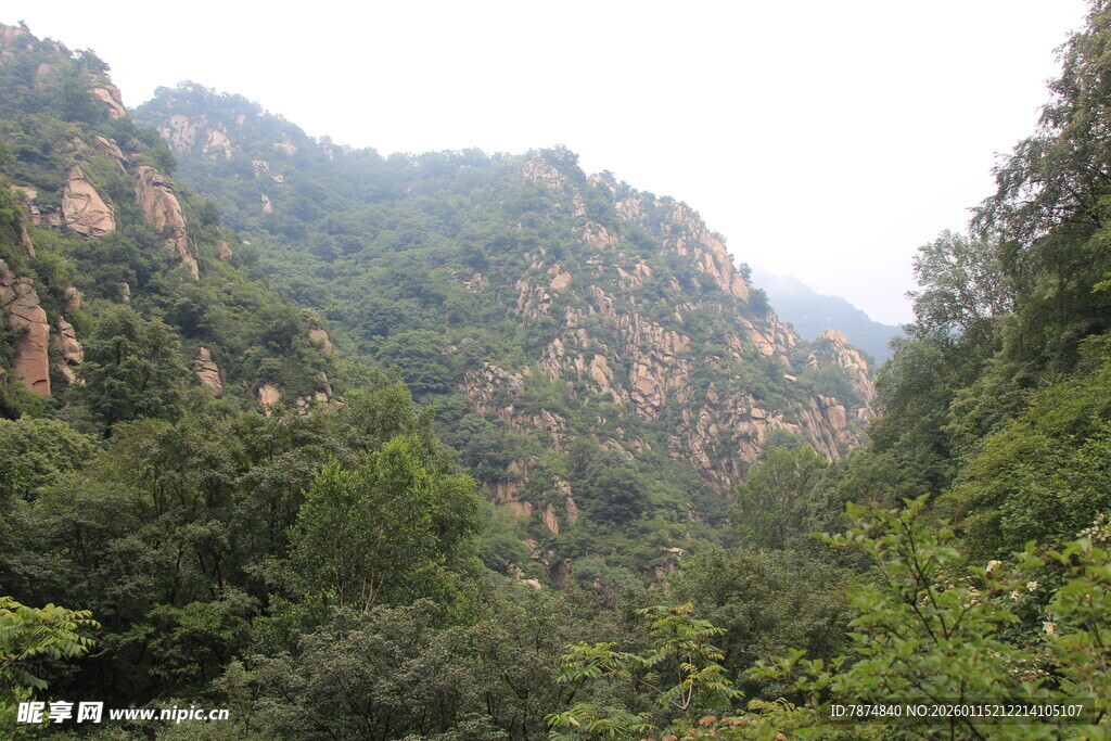 山峦叠翠的自然美景