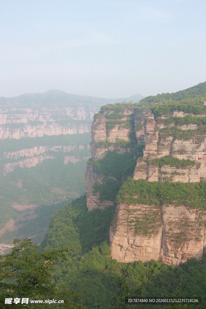 壮丽山景 悬崖峭壁绿意浓