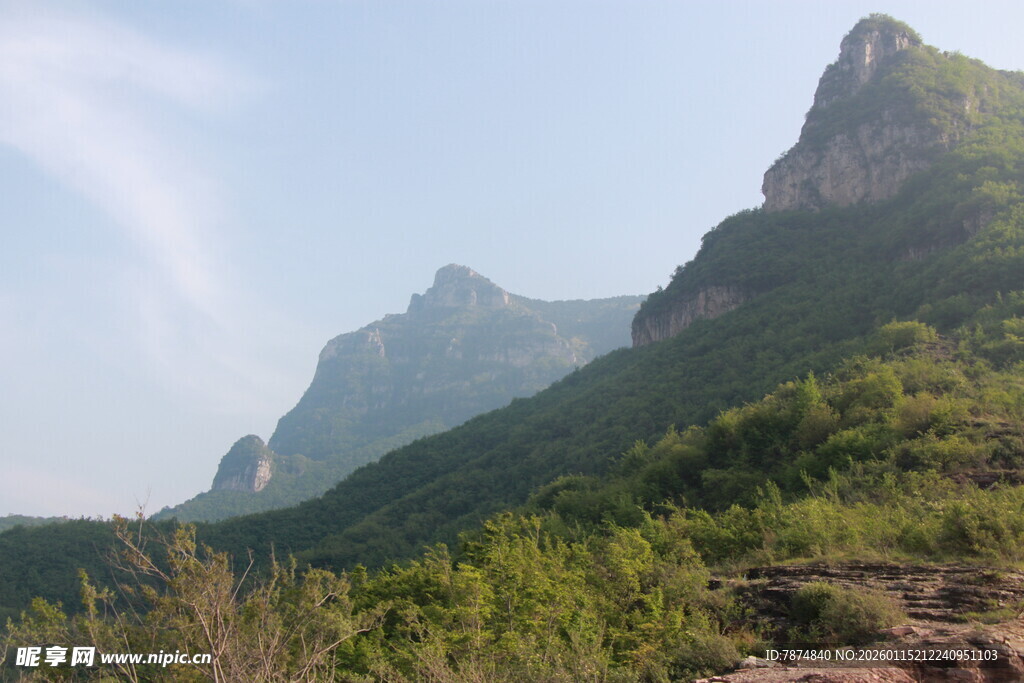 秀丽山峦与葱郁植被景观