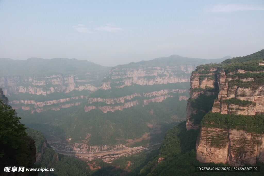 壮丽山峦景观