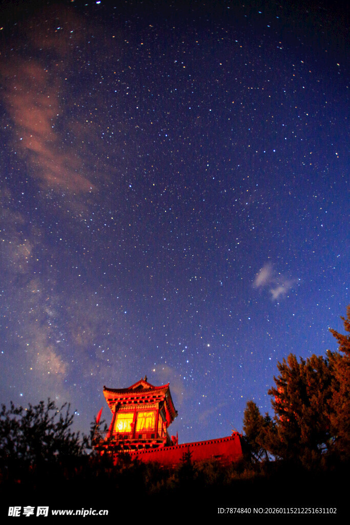 夜空下的亮灯古建筑