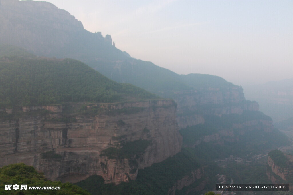 壮丽山峦景观