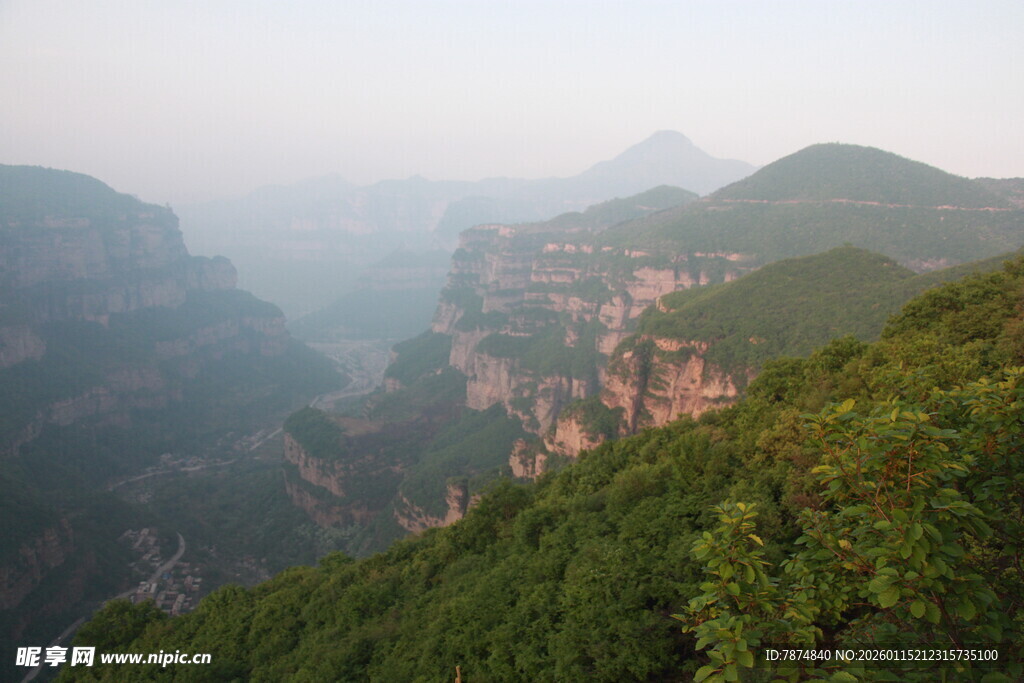 壮丽山峦间的葱郁景致