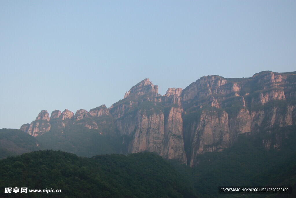 壮丽山峦景观