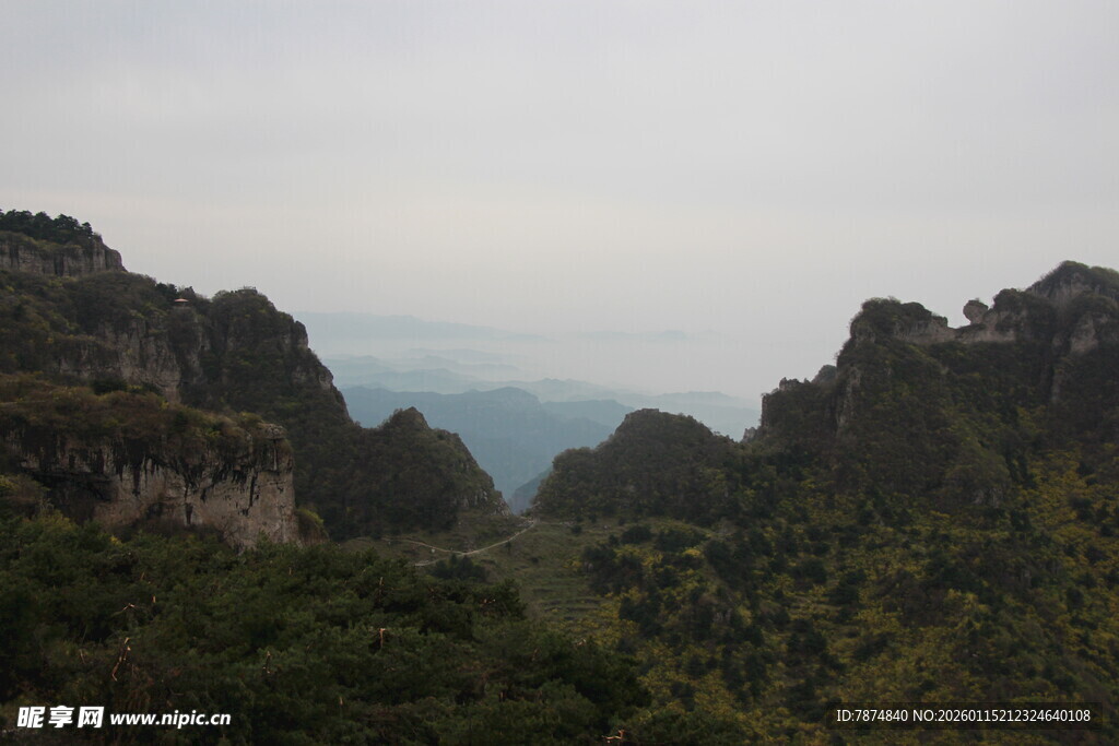 山峦叠翠的壮美自然景观