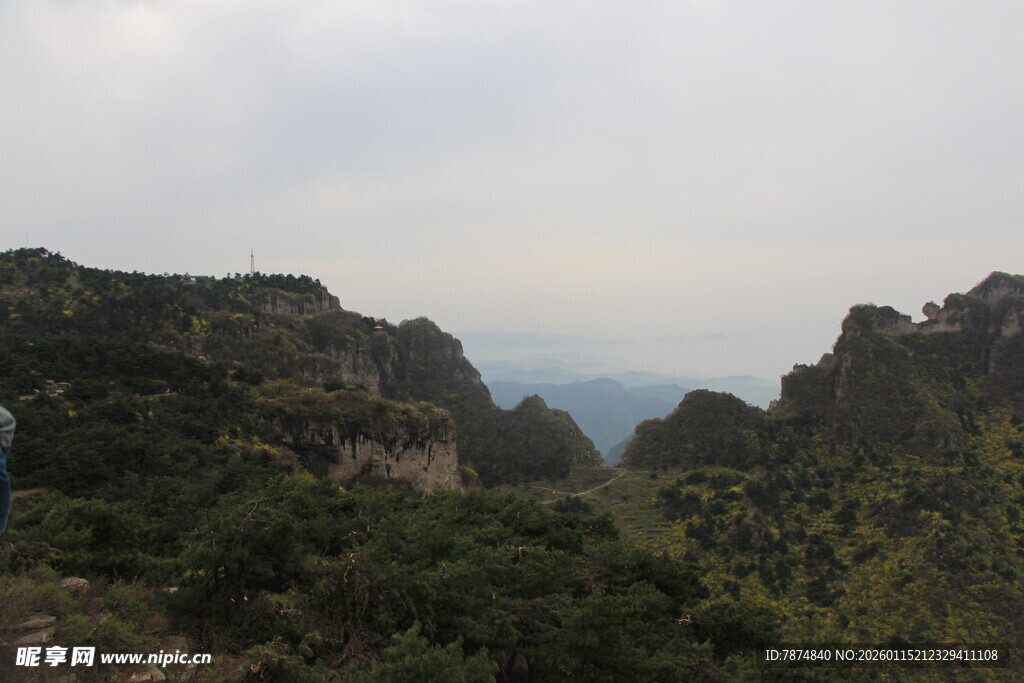 山峦葱郁的壮阔自然景观