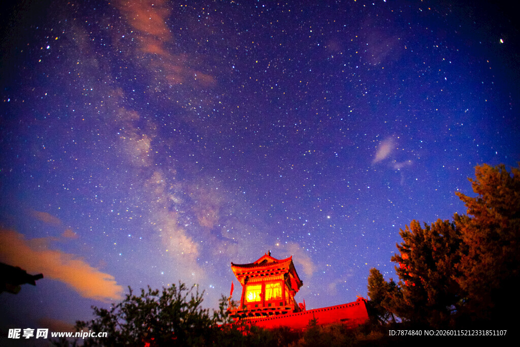 星空下的红色古建筑
