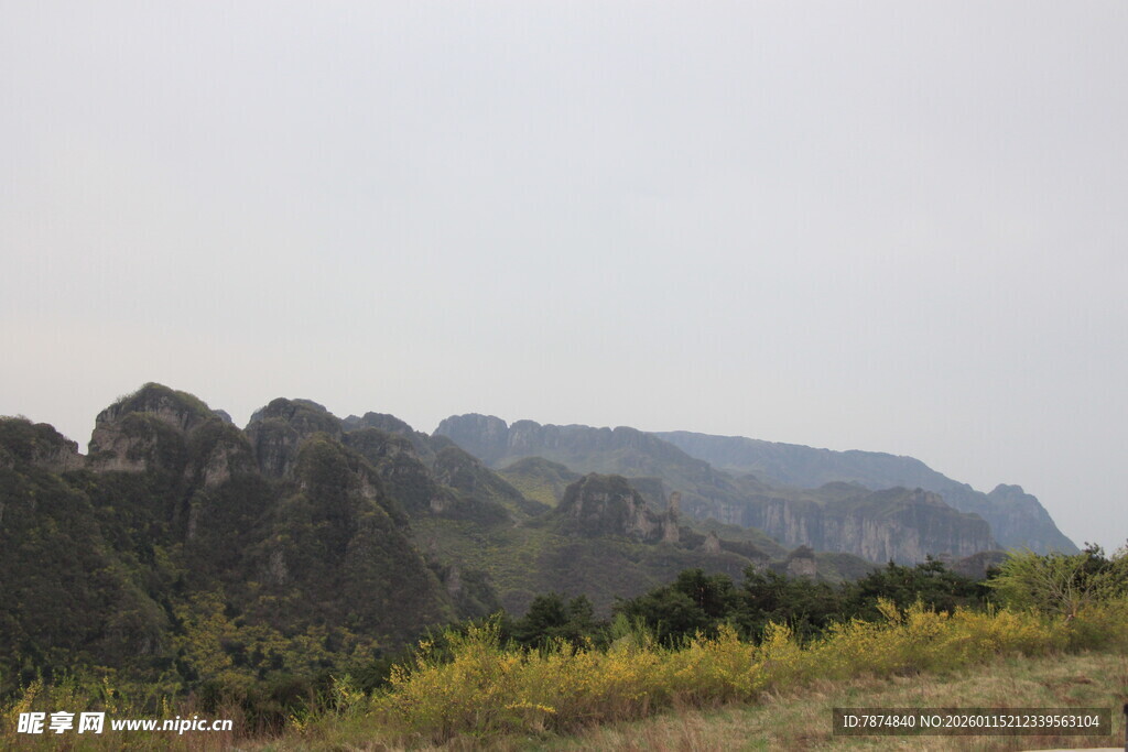 山峦草地风景图