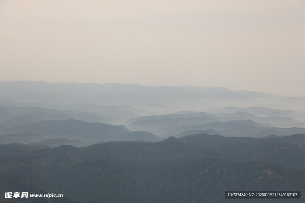 山峦雾霭间的朦胧景致