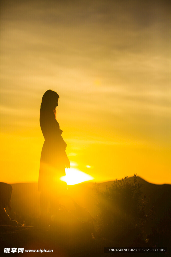 夕阳下的人物剪影