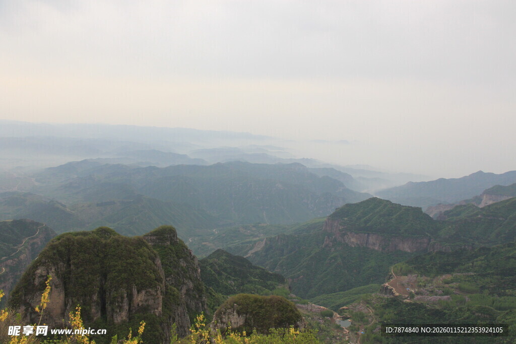 山峦叠嶂的壮美自然景观