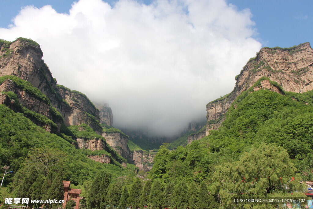 青山云雾间的壮美山景
