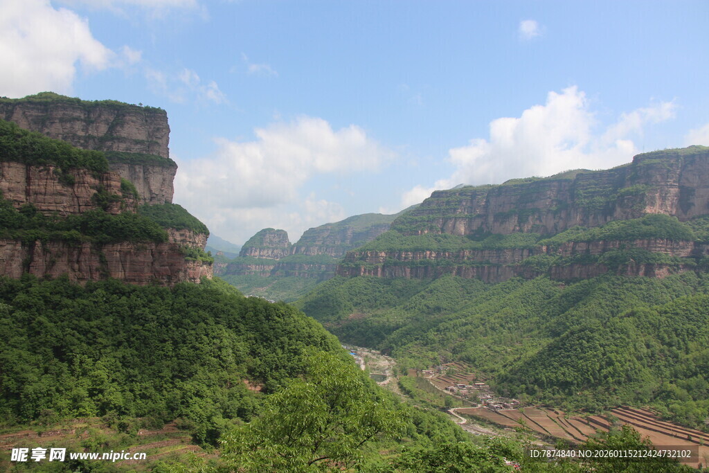 壮丽山峦间的翠绿峡谷