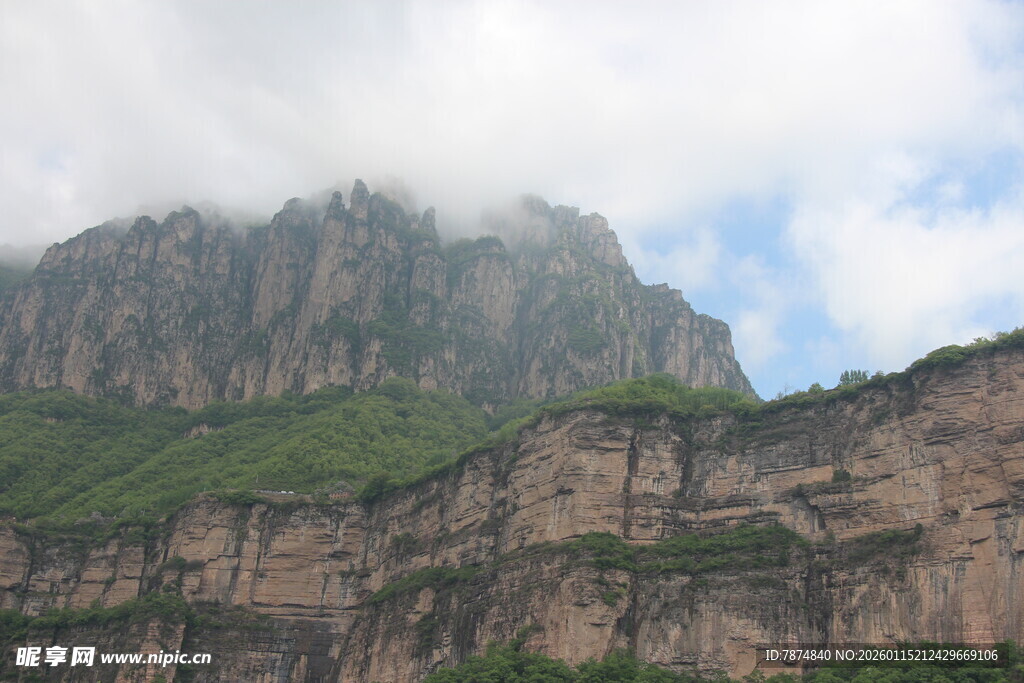 云雾缭绕的巍峨山峰