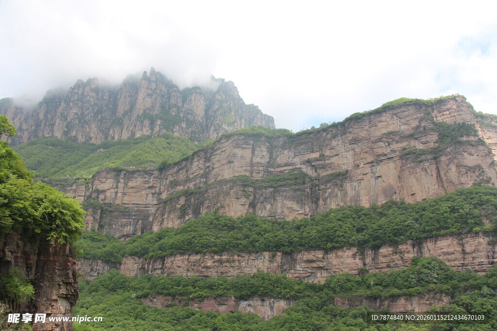 巍峨壮丽的陡峭山峦