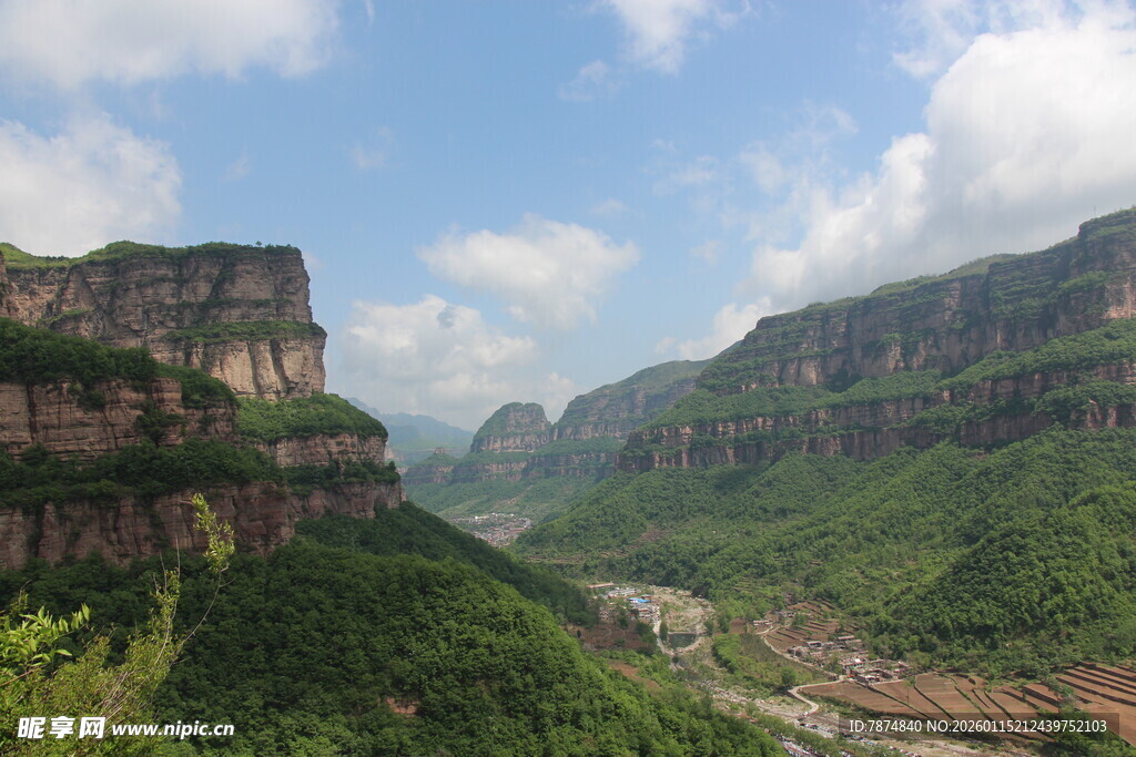 壮丽山峦间的翠绿峡谷