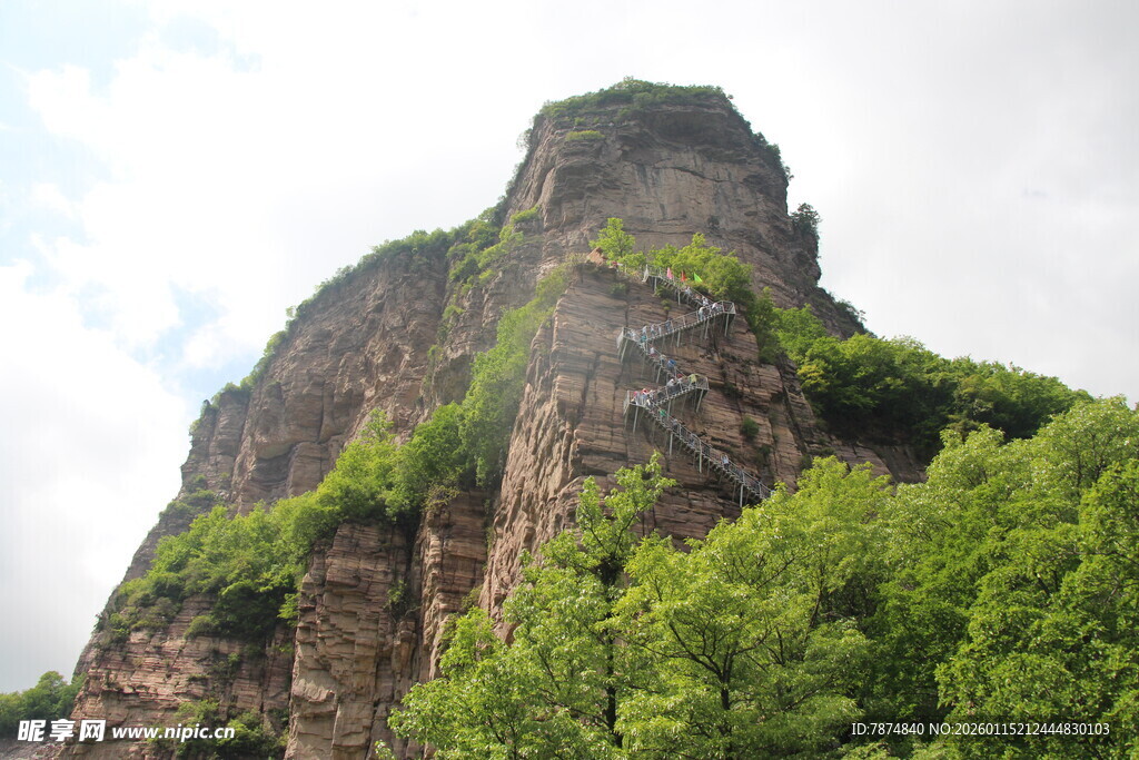 巍峨青山覆绿植