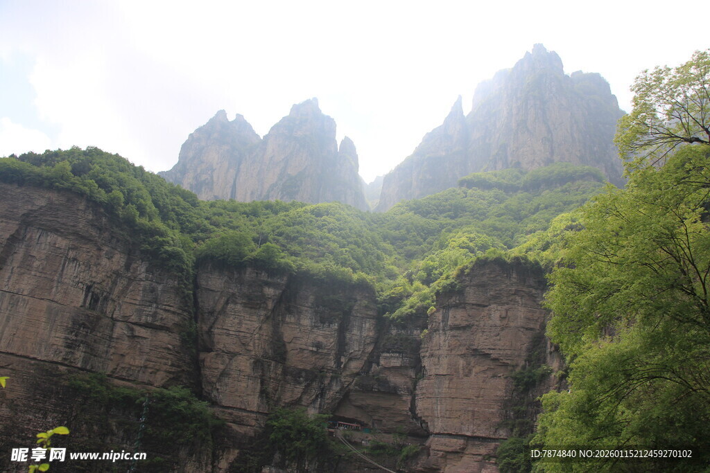 壮丽山峰与葱郁植被景观