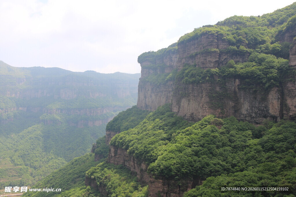 峻峭青山覆绿植