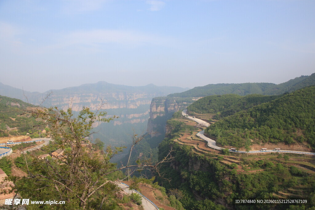 壮丽峡谷山水公路景观