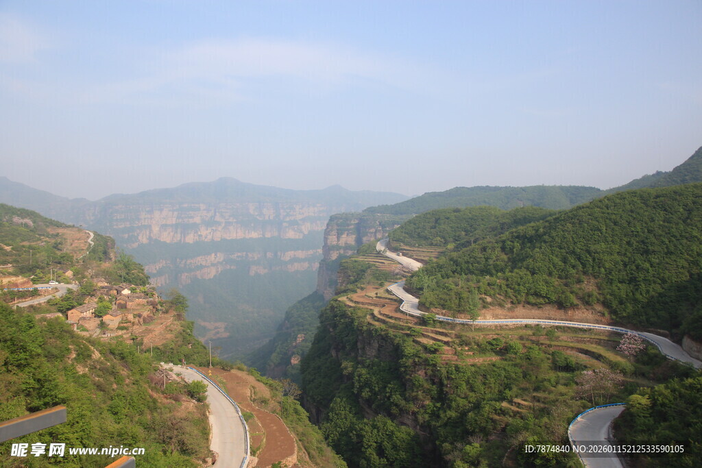 山间蜿蜒公路与壮丽峡谷