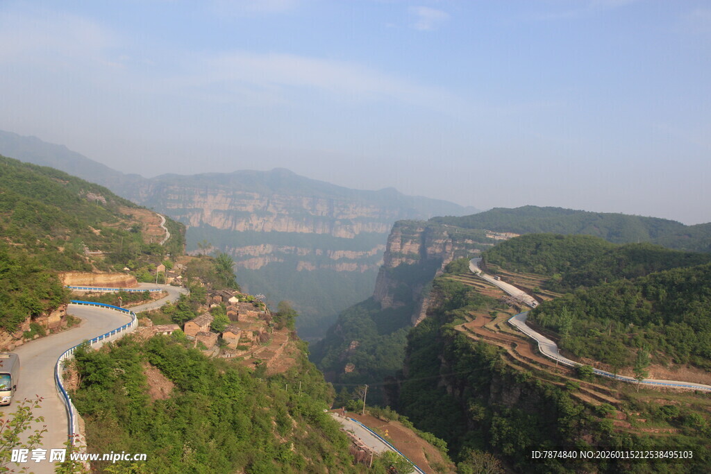 山间蜿蜒公路壮丽景观