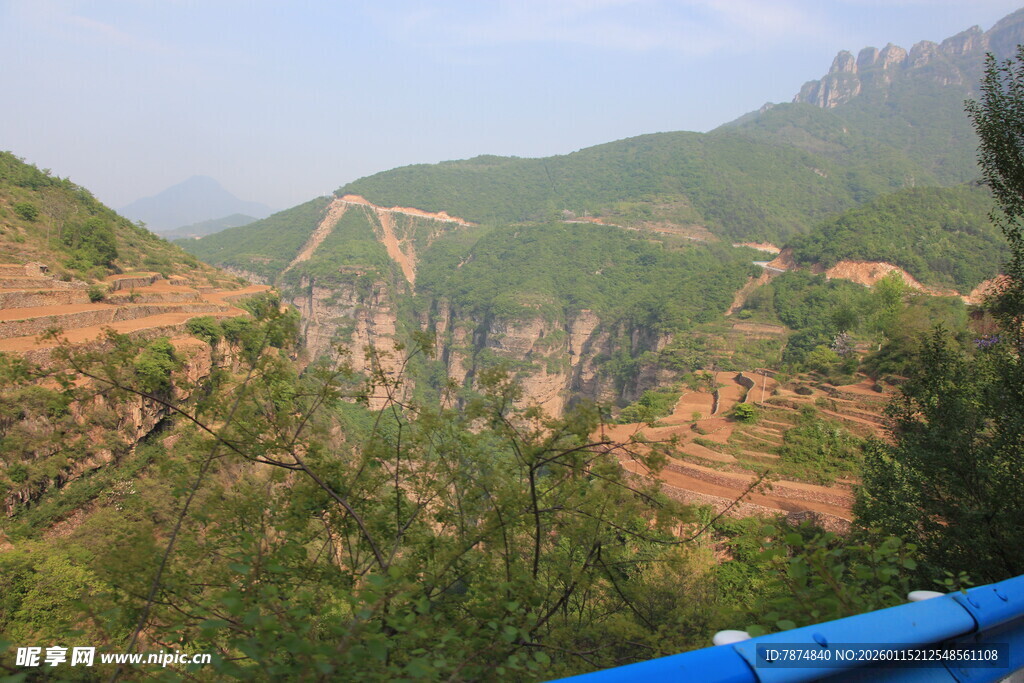 山间壮丽景色