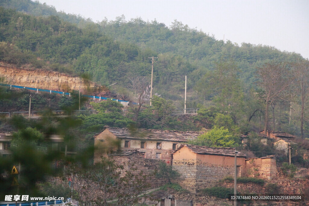 山村景色 错落房屋与山林