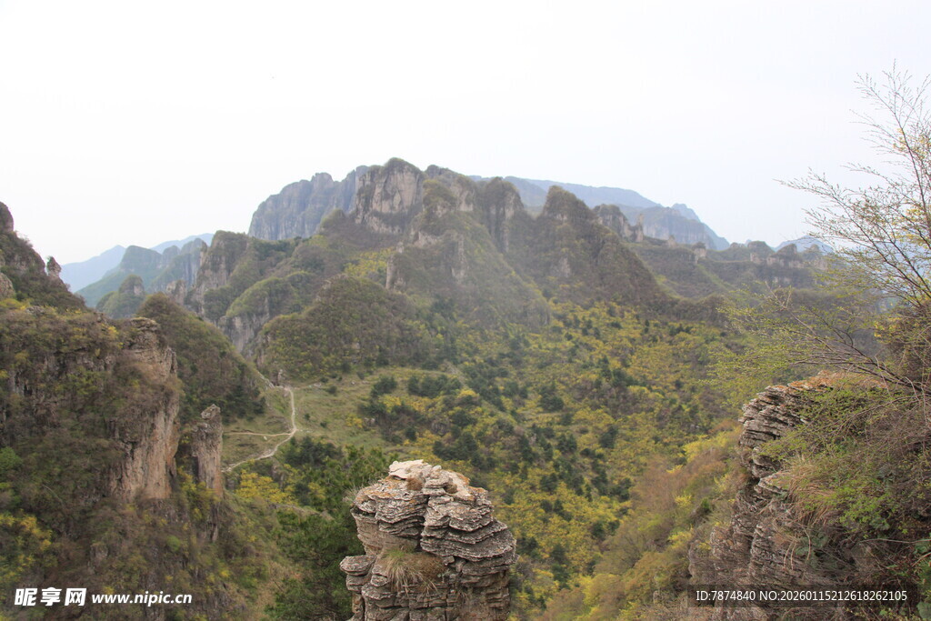 山峦叠翠的自然美景