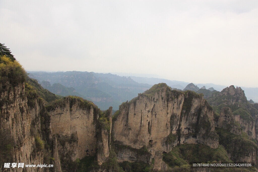 壮丽险峻的山峰景观