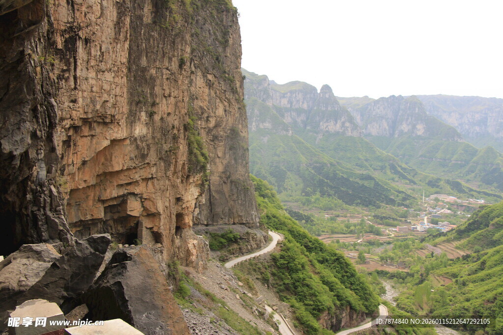 山间蜿蜒公路 壮丽风光