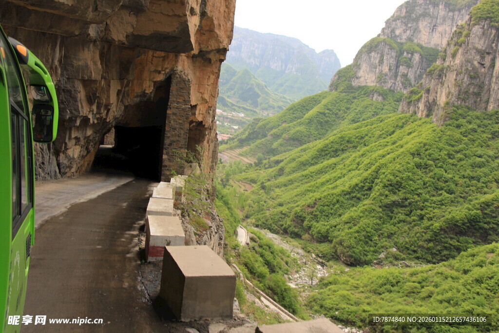 悬崖边的绿色公路奇观