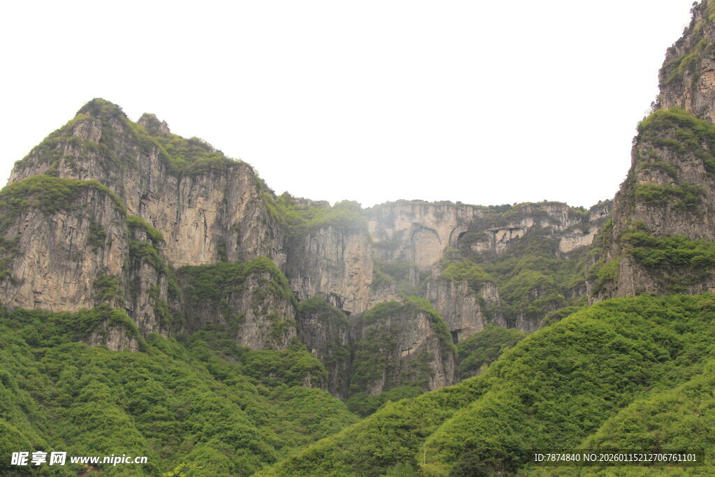 青山巍峨间的壮丽风光