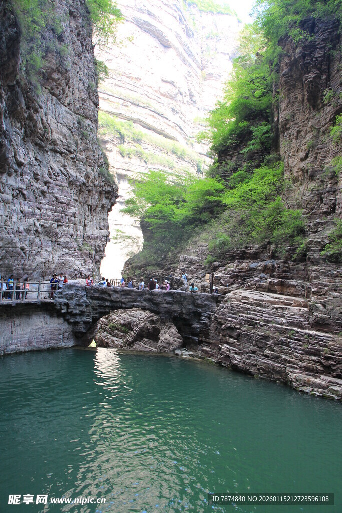 峡谷间的石桥与绿水风光