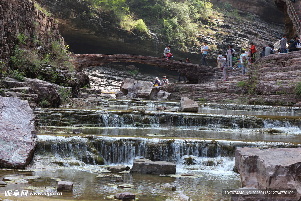 山间溪流瀑布美景
