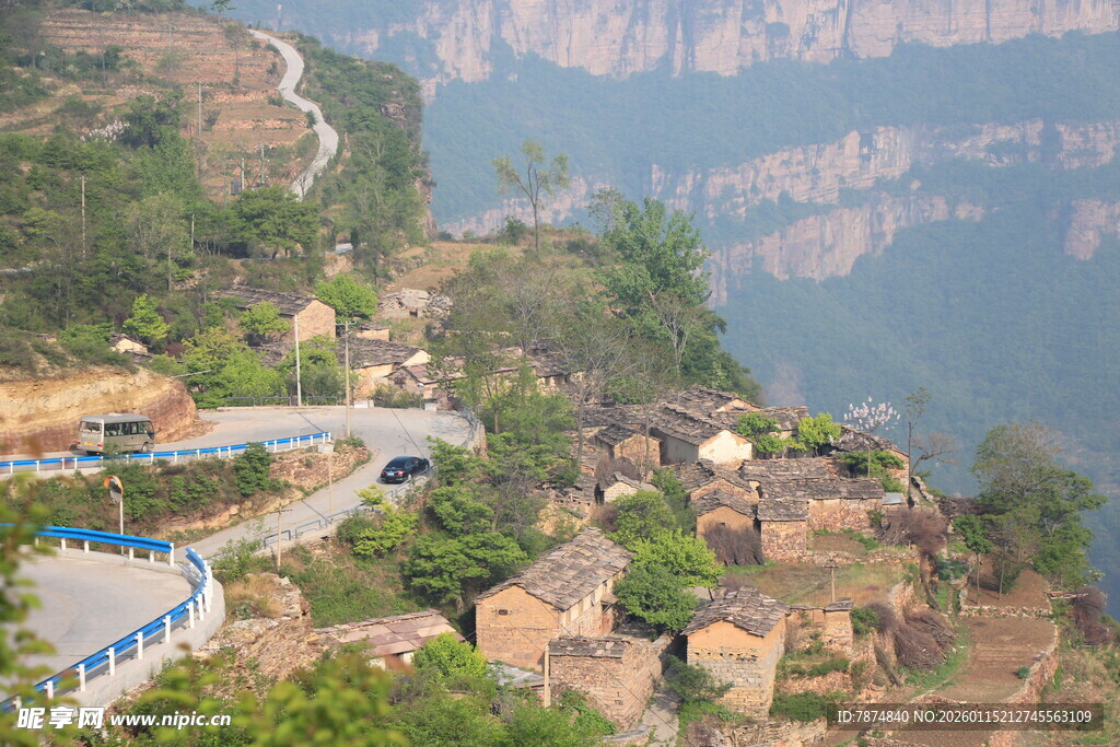 山间村落 蜿蜒公路伴美景