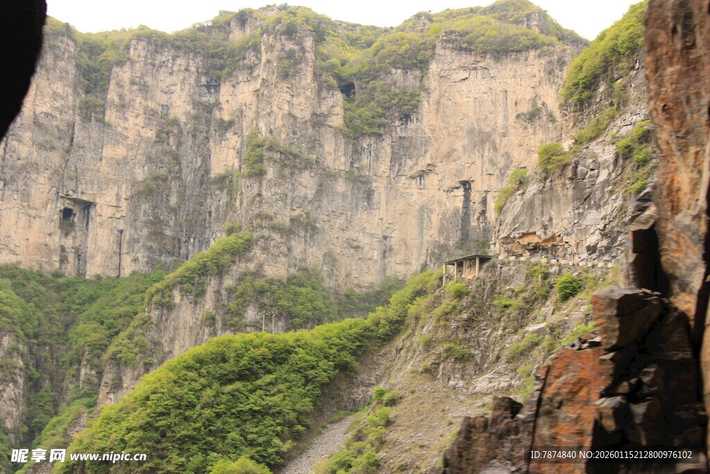 险峻山崖绿意点缀
