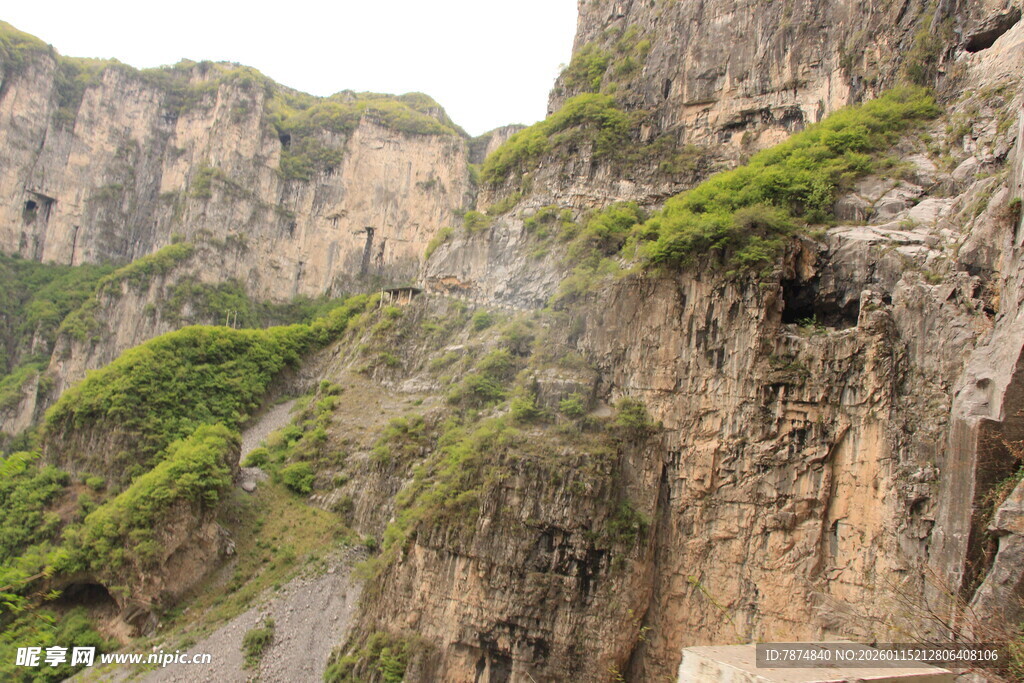 险峻山间绿意盎然的峭壁