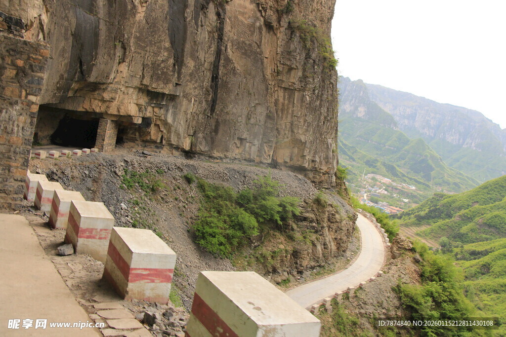 悬崖边的惊险挂壁公路