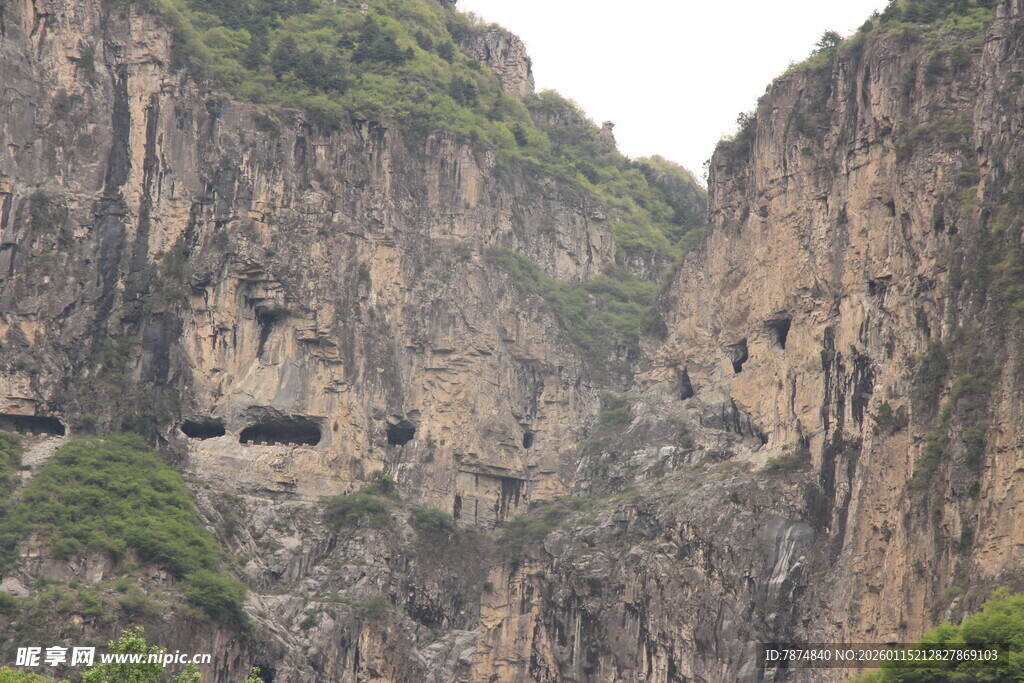 险峻山间的独特崖壁通道