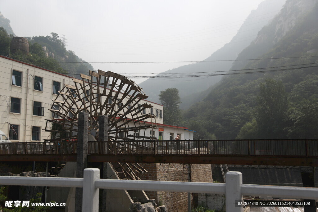 山间古朴大水车景观