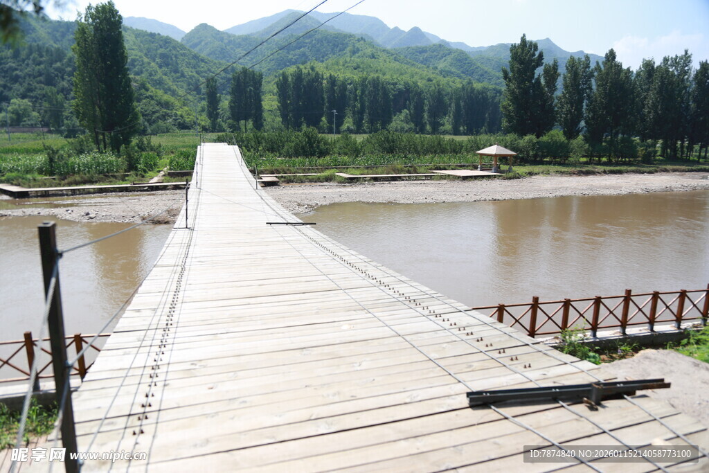 河畔木桥风景