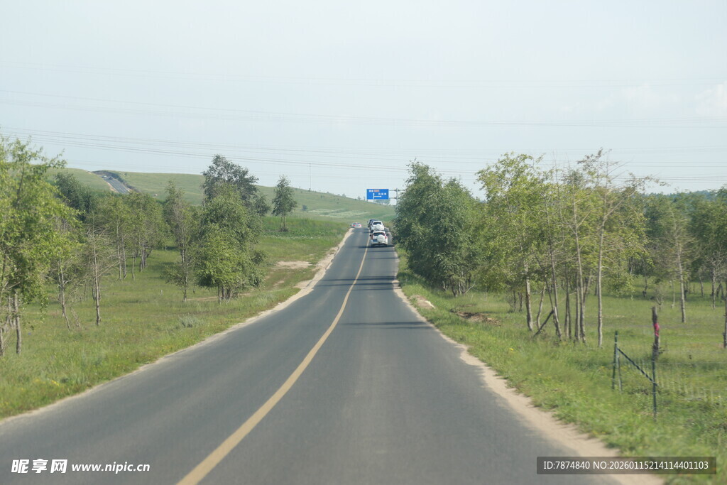 乡村公路延伸向远方