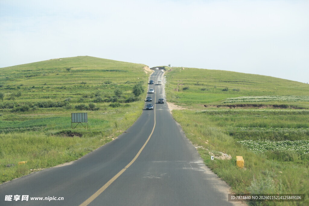 草原公路伸向远方