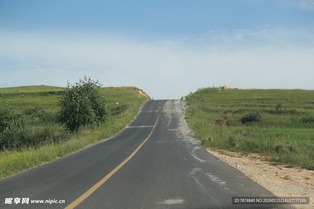 乡间公路延伸向远方
