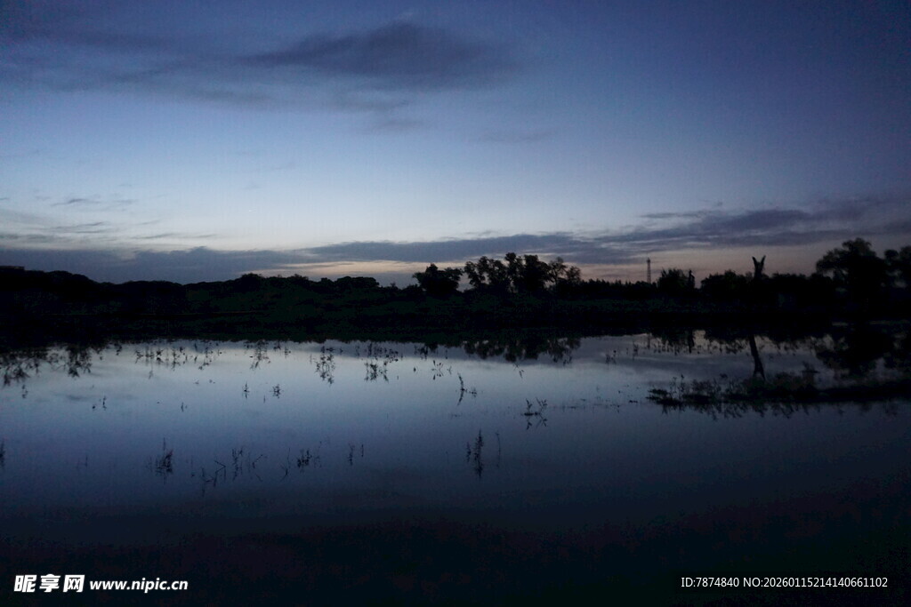 黄昏湖畔静谧美景