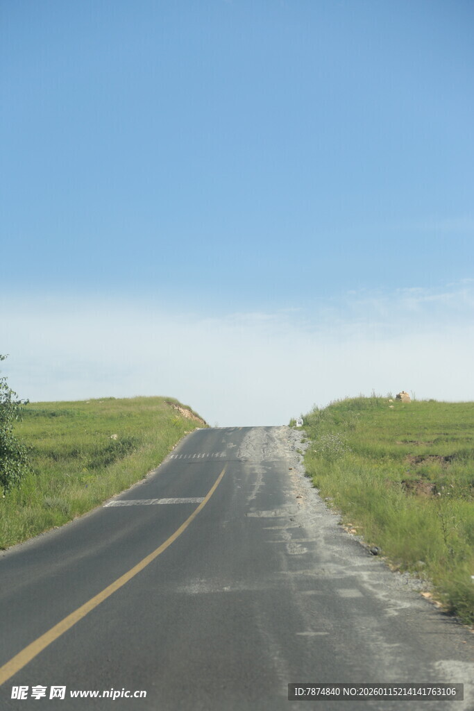 空旷公路伸向远方