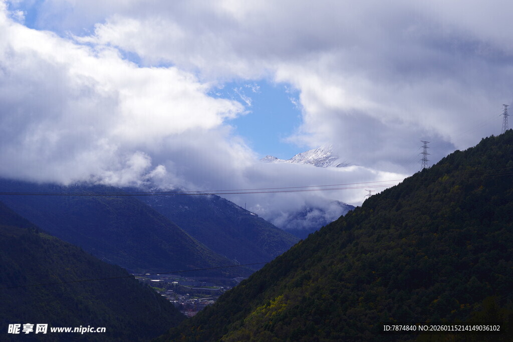 山间云雾缭绕的壮美景色