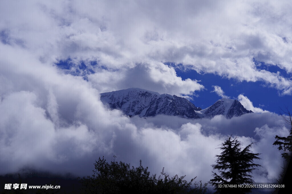 云雾缭绕中的巍峨雪山