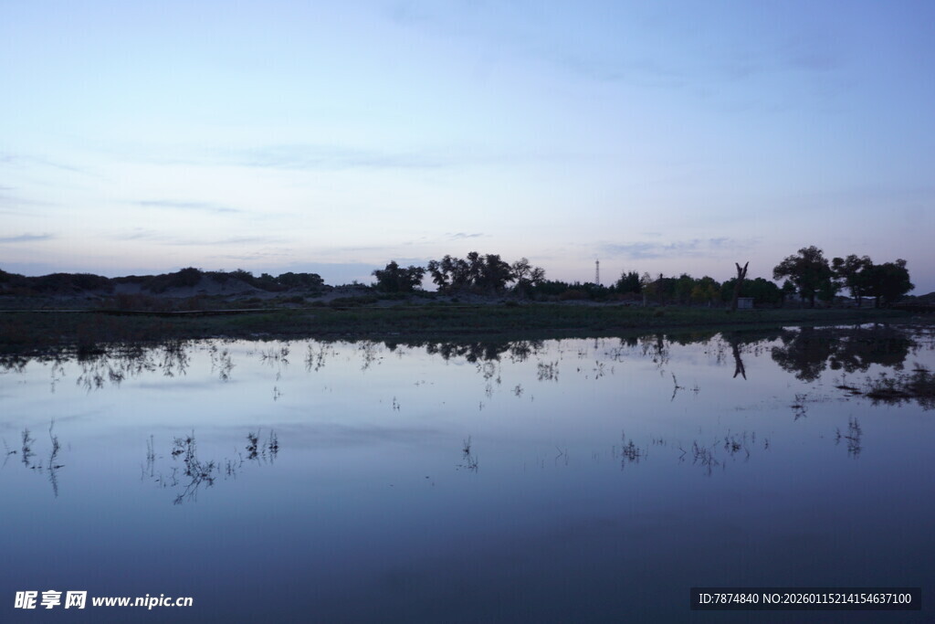 宁静湖面的黄昏倒影
